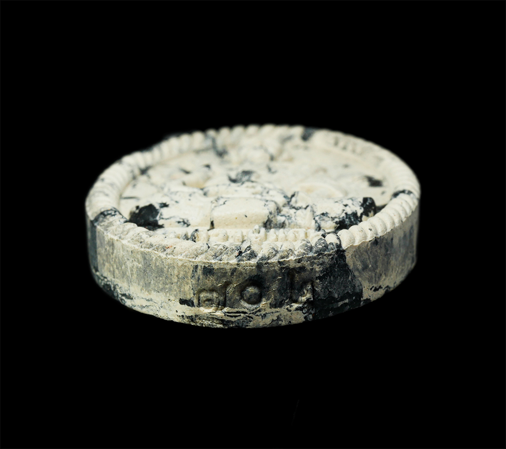 9Dec24 (39)cp.jpg - พระผงเกลียวเชือกเต็มองค์ รุ่น ผู้ชนะสิบทิศ ทูโทน ขาว-ดำ หลวงปู่แสน วัดบ้านหนองจิก อำเภอขุนหาญ จังหวัดศรีสะเกษ ปี2561 เนื้อผงพุทธคุณ ผงว่าน ตอกโค๊ต 5 ส [..] | https://kamulet.in.th